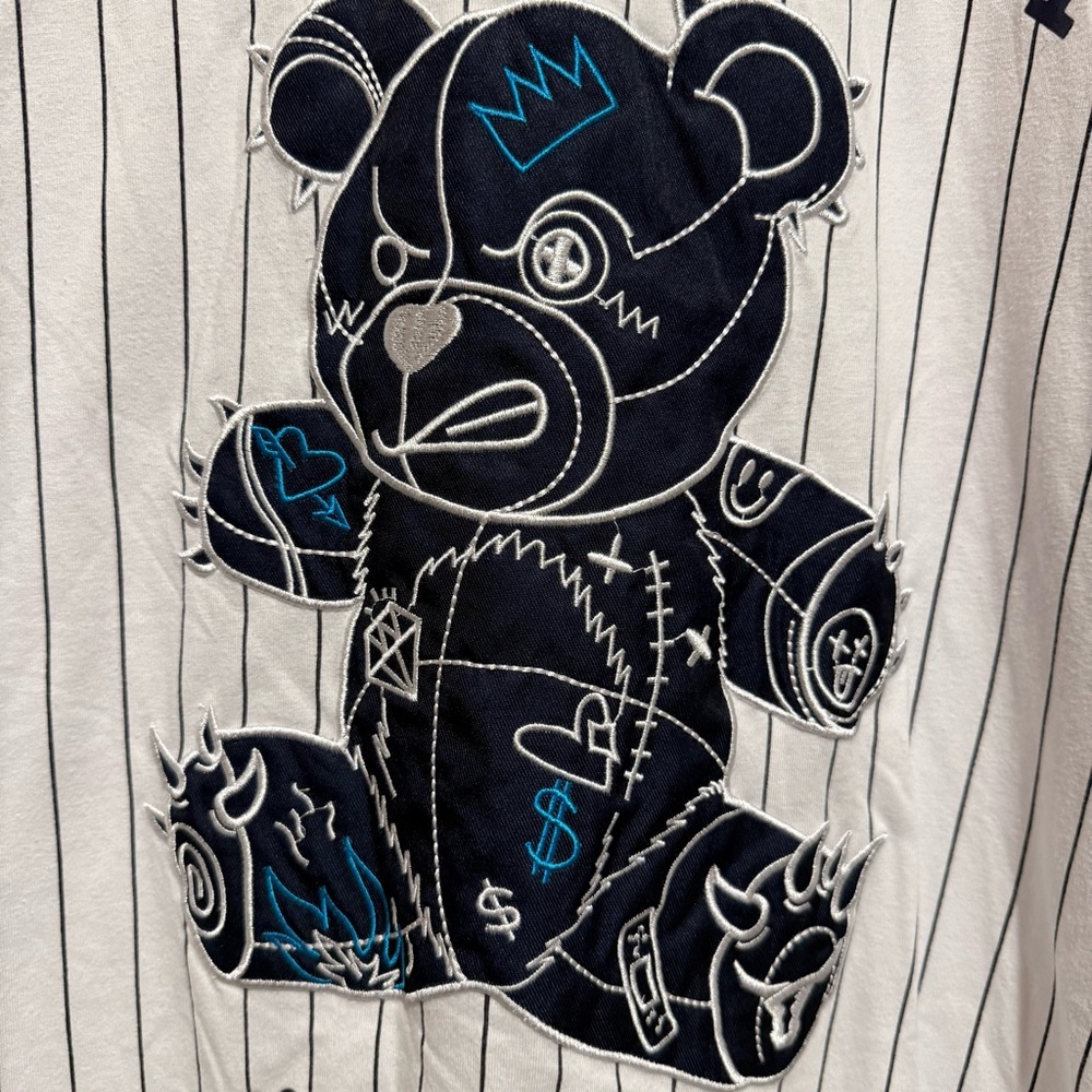 Screenshot Pinstripe Baseball Fashion T-shirt With Bear Appliqué & Embroidery XL - Picture 3 of 9